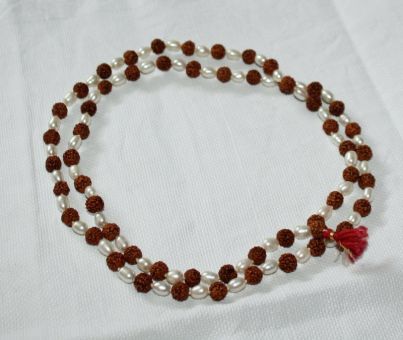 Rudraksha-Perlen-Mala auf roter Kordel 